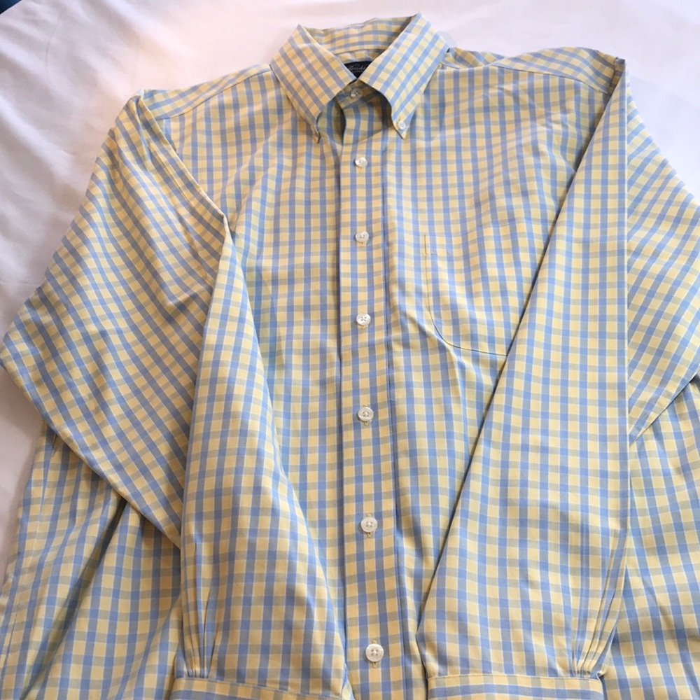 🦩Brooks Brothers men’s no iron shirt size medium